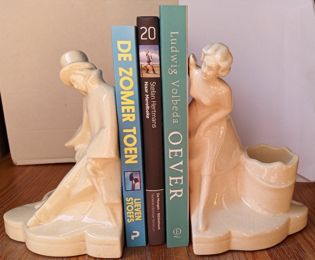 Jongeling + zoekend meisje -  in wit keramiek - boekensteun, Verzamelen, Beelden en Beeldjes, Ophalen, Zo goed als nieuw, Mens