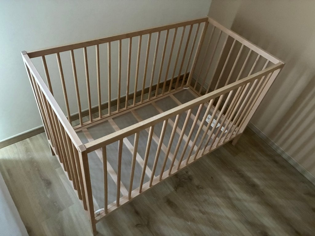 Kinderbedje met matras, beschermers en hoeslaken, Kinderen en Baby's, Ophalen, Zo goed als nieuw, Minder dan 140 cm, Matras