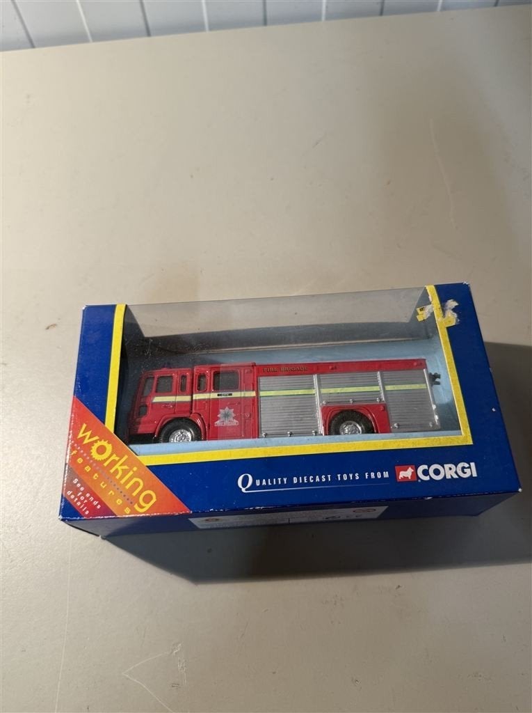 Corgi brandweer wagen in doosje, Hobby en Vrije tijd, Modelauto's | Overige schalen, Ophalen of Verzenden, Zo goed als nieuw