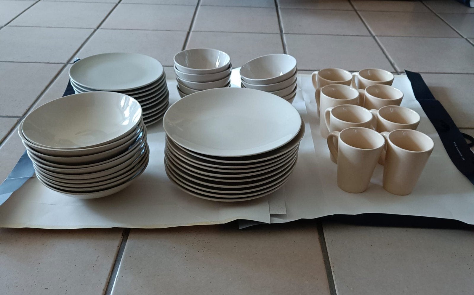 8 tassen,10 borden,10 soepkom,10 soepbord en,10 desserts, Ophalen