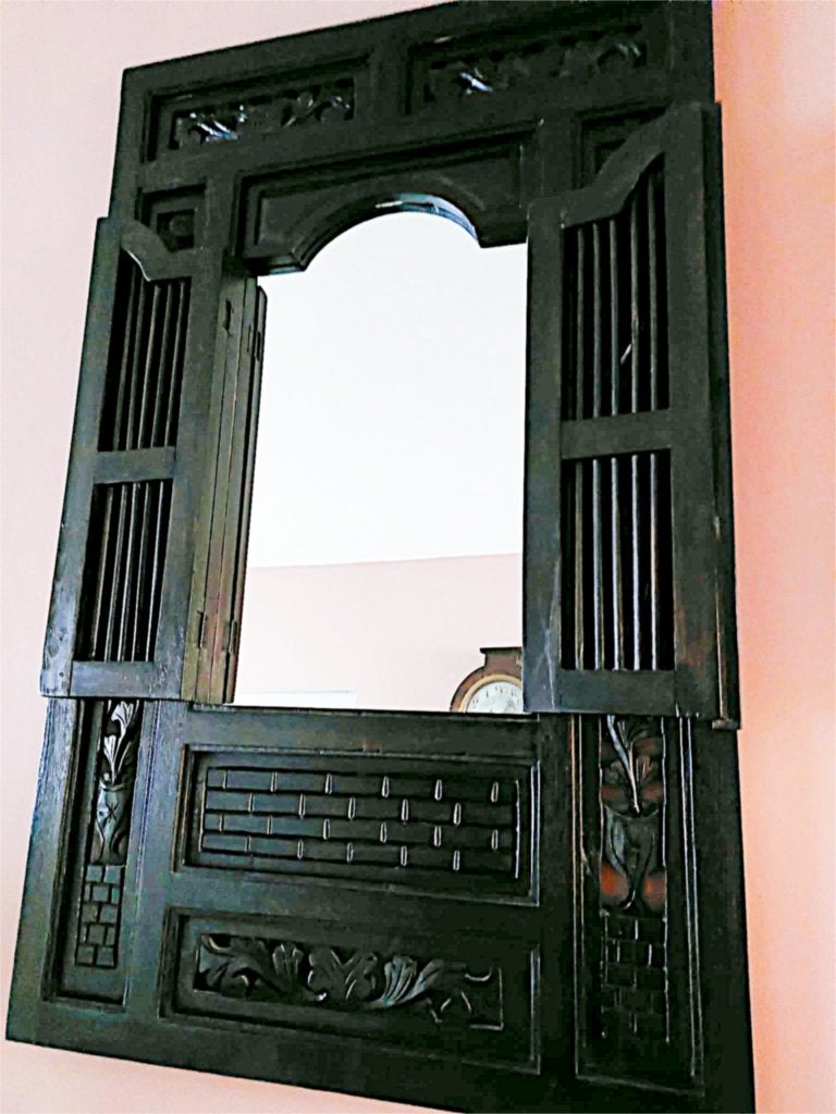Bali Spiegel met Luikjes - Houten Wandspiegel Etnisch, Huis en Inrichting, Ophalen, 100 tot 150 cm, Zo goed als nieuw, Rechthoekig