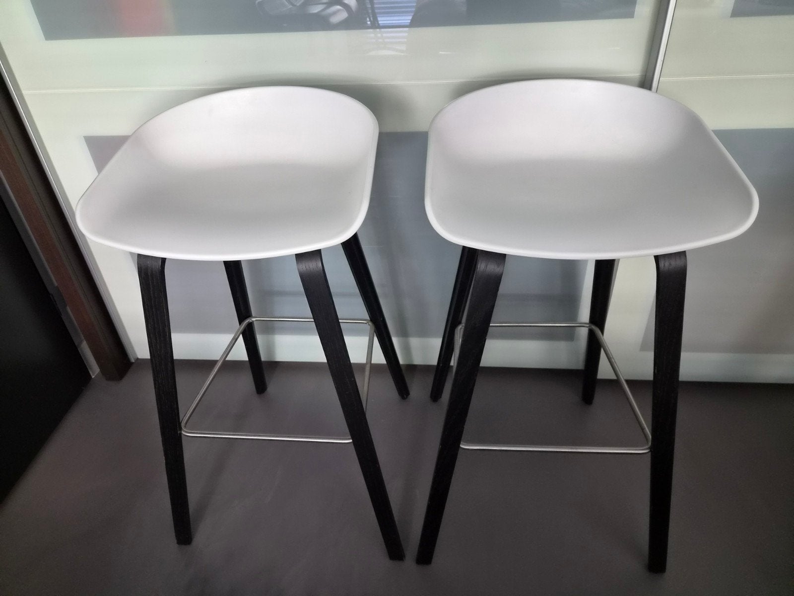 ***Diverse HAY AAS32 design barkrukken (wit&zwart)***, Ophalen, Met voetsteun, 60 tot 90 cm, Zo goed als nieuw