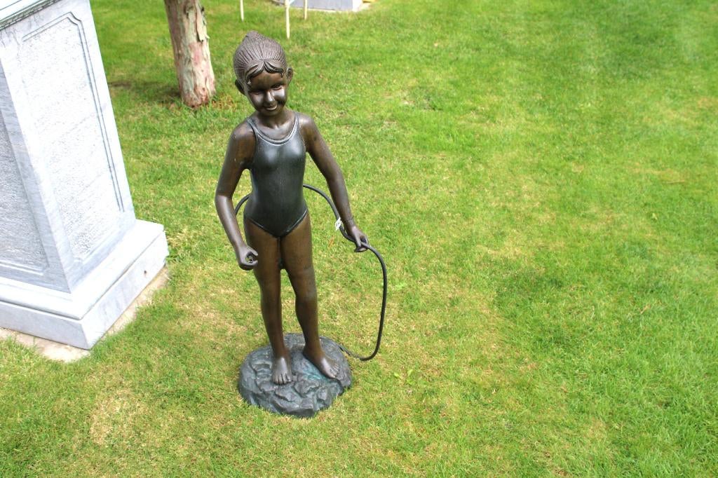 Meisje met bronzen waterpijp, waterstraal., Tuin en Terras, Ophalen of Verzenden, Nieuw, Overige materialen, Waterornament