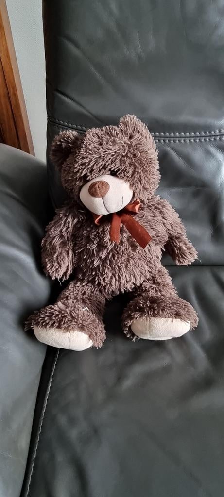 Sunkid knuffelbeer met strik

54 cm, Ophalen of Verzenden, Zo goed als nieuw, Stoffen beer