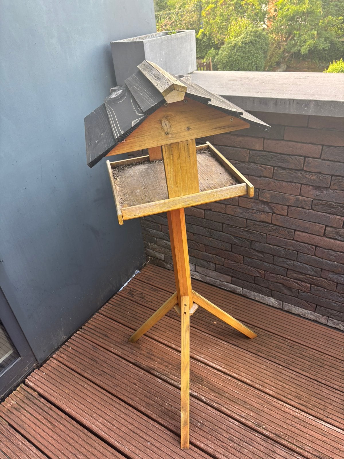 Houten vogelvoederhuisje op paal, Ophalen of Verzenden, Gebruikt