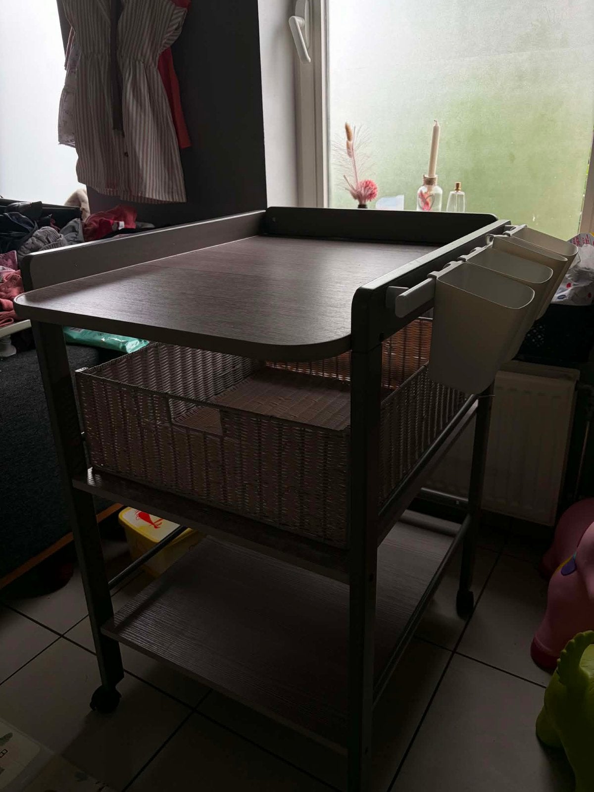 Verzorgingstafel met toebehoren ( bakjes en mandje ), Kinderen en Baby's, Badjes en Verzorging, Ophalen, Zo goed als nieuw
