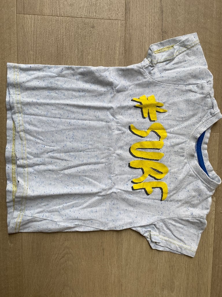 witte tshirt met geel opschrift surf maat 110 116, Ophalen of Verzenden, Gebruikt, Jongen, Shirt of Longsleeve