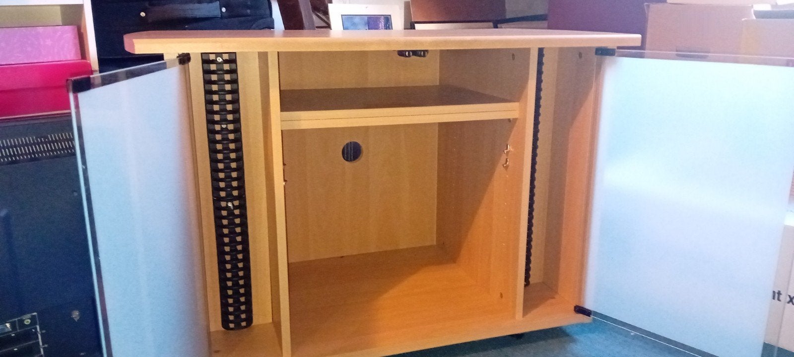 TV-meubel op wieltjes met glazen deuren en cd-rekken, Ophalen, Gebruikt, 100 tot 150 cm, Glas