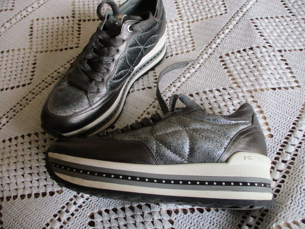 Nieuw grijs / zilveren schoenen Nero Giardini maat 38, Kleding | Dames, Nieuw, Ophalen of Verzenden, Sneakers, Nero giardini
