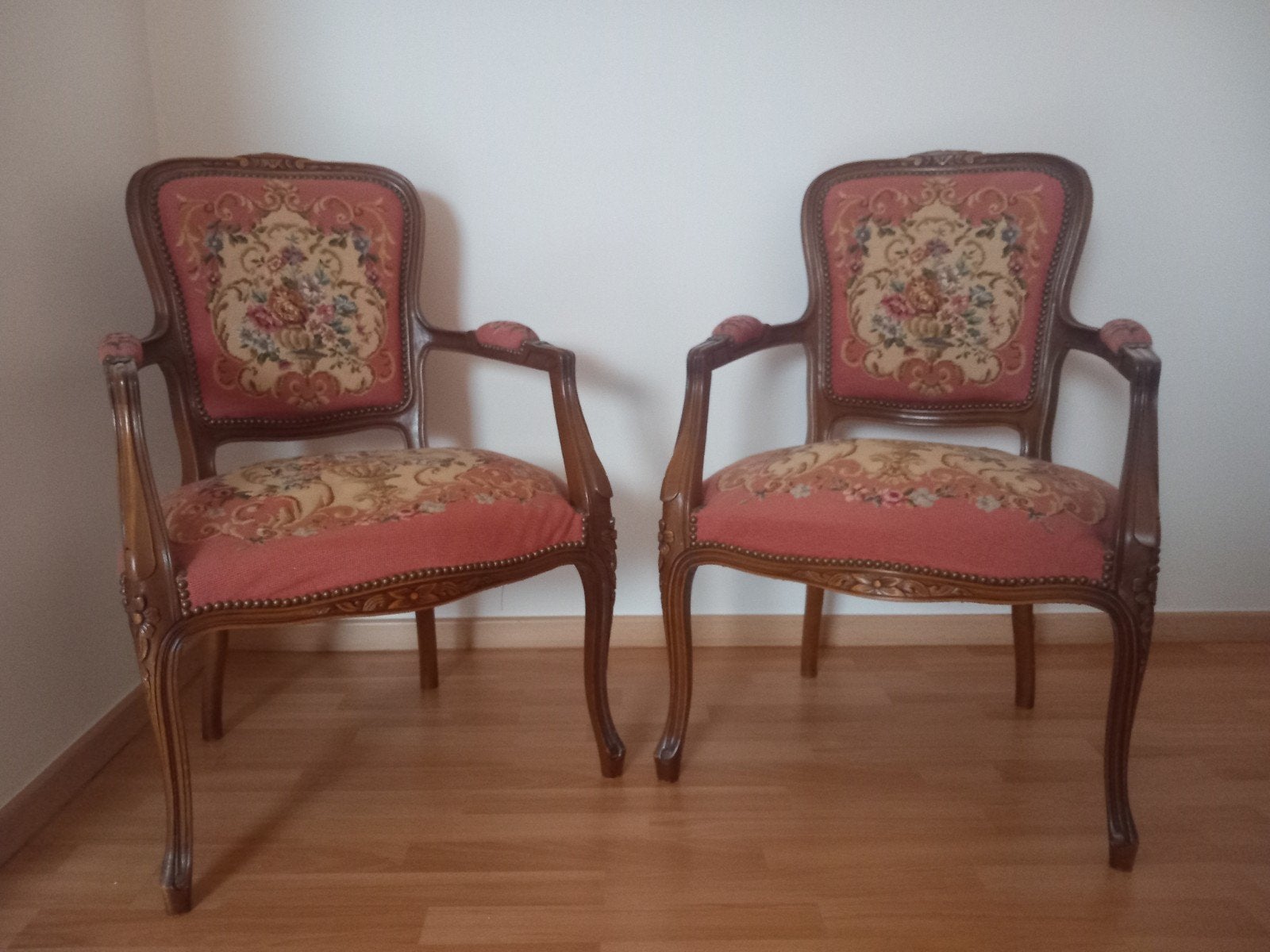 Set van twee houten fauteuils met roze stoffen bekleding, Antiek en Kunst, Ophalen