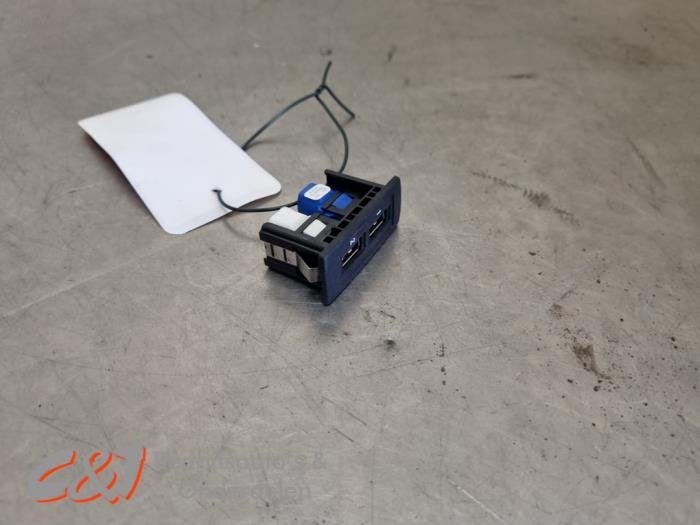 AUX/USB aansluiting van een Mercedes Vito, Gebruikt, -, Ophalen of Verzenden, -