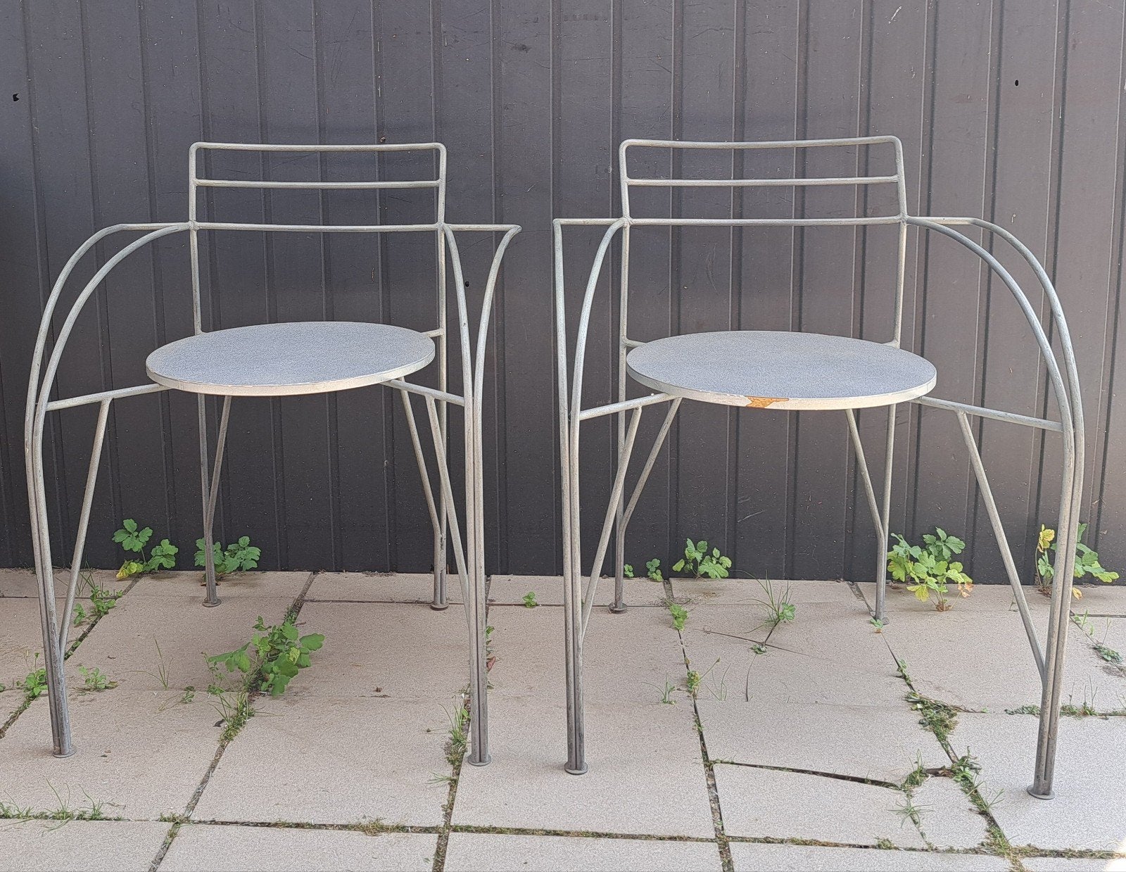 2 grijze metalen 'Lune D'argent' geinspireerde stoelen., Huis en Inrichting, Stoelen, Ophalen, Twee