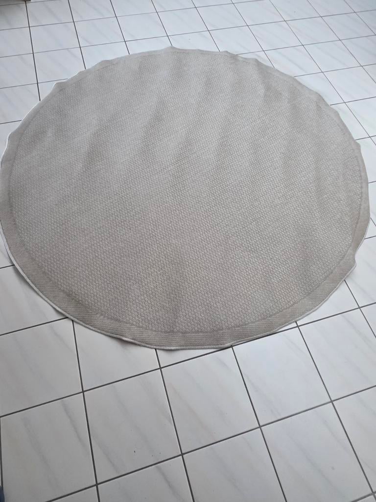 Tapijt voor onder tafel of andere, Enlèvement, Rond