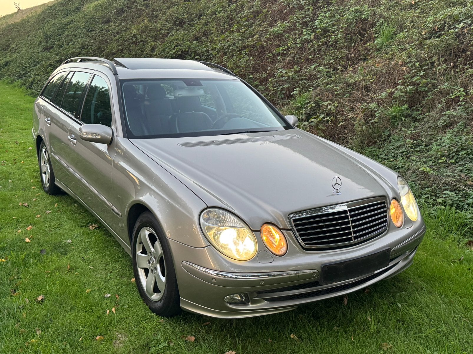 Mercedes-Benz E220 CDI W211 Automaat, Auto's, Automaat, Dealer onderhouden, 110 kW, Beige