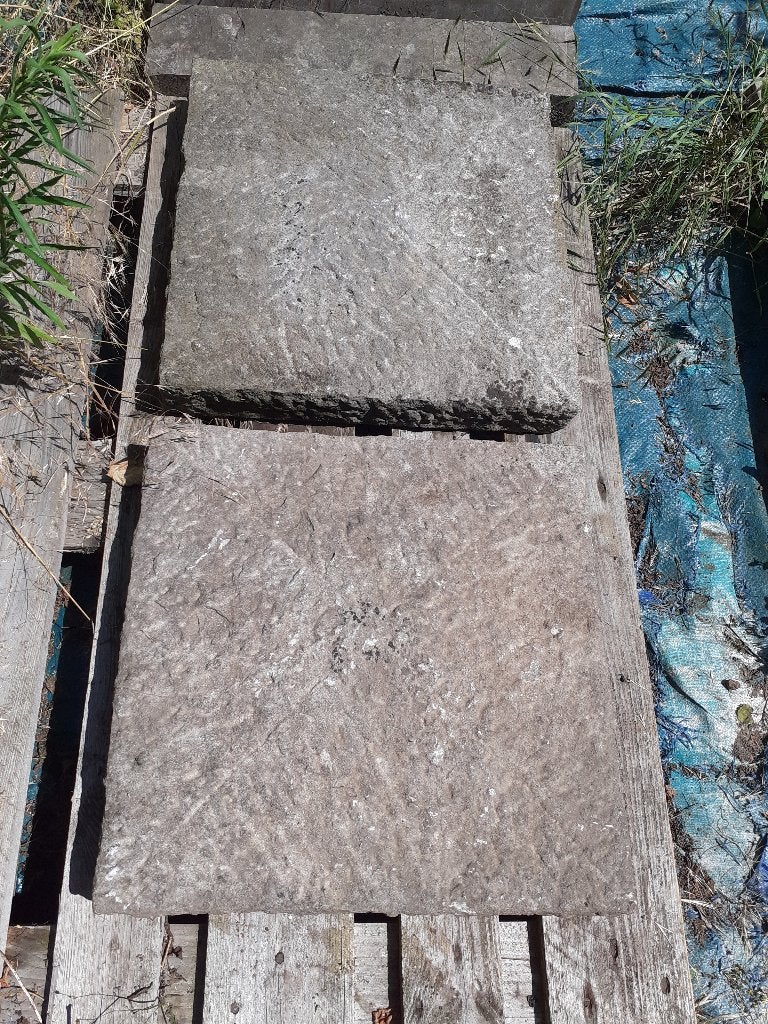 PAIRE DE TETES DE PILASTRE,DE COLONNE EN PIERRE BLEUE ., Ophalen, Gebruikt