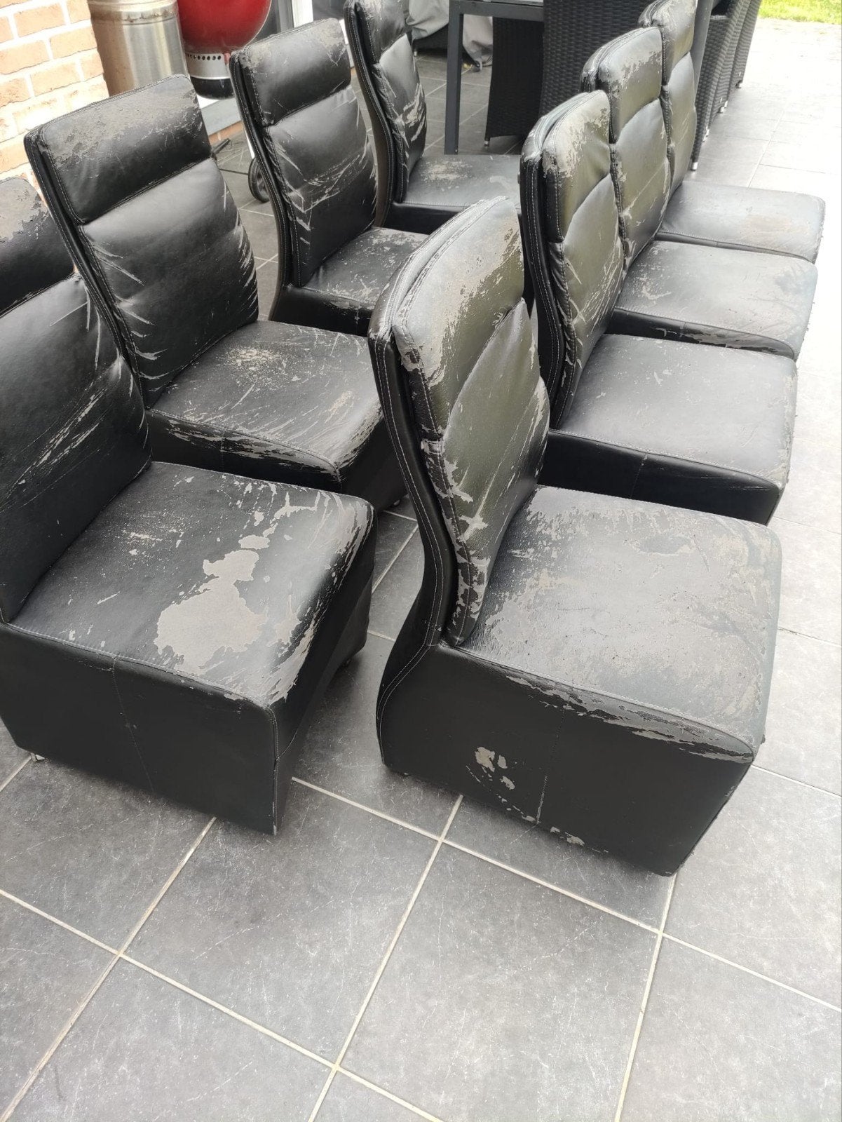 8 stoelen op wieltjes, Ophalen