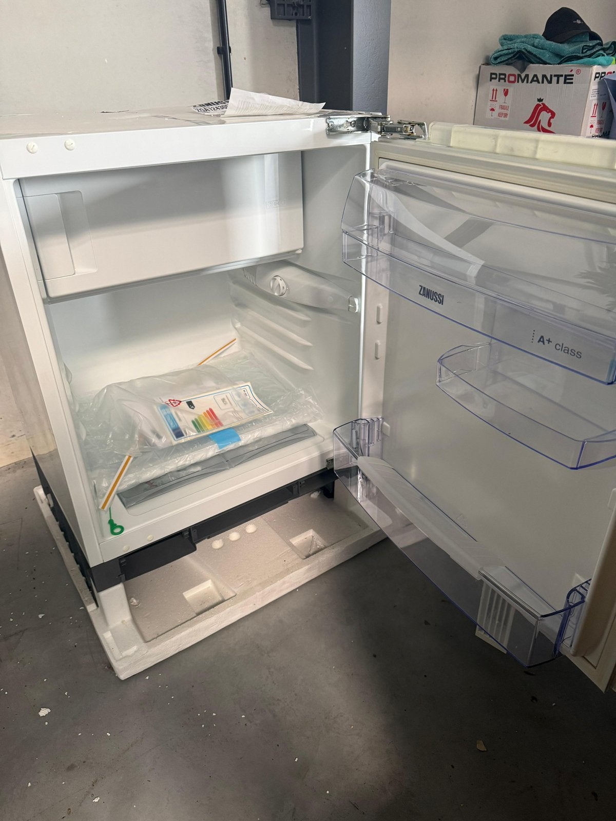 Inbouwkoelkast met diepvriesvak Nieuw!, Elektronische apparatuur, Ophalen, Zo goed als nieuw
