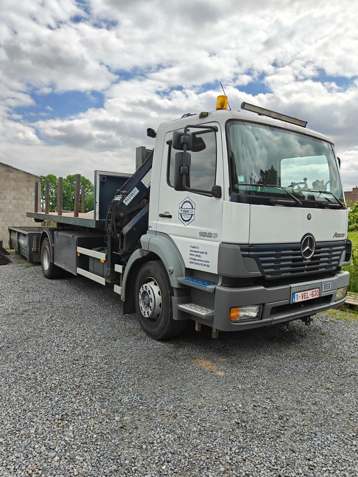 Mercedes atego vrachtwagen met kraan en containersysteem, Autos, Camions, Enlèvement