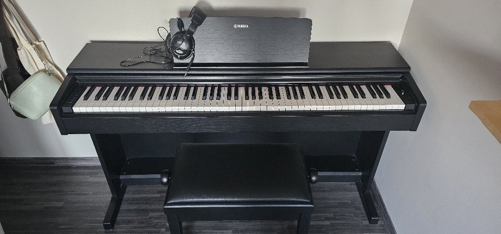 Piano Yamaha Arius YDP-145 (digitaal), Muziek en Instrumenten, Ophalen, Zwart, Digitaal, Zo goed als nieuw