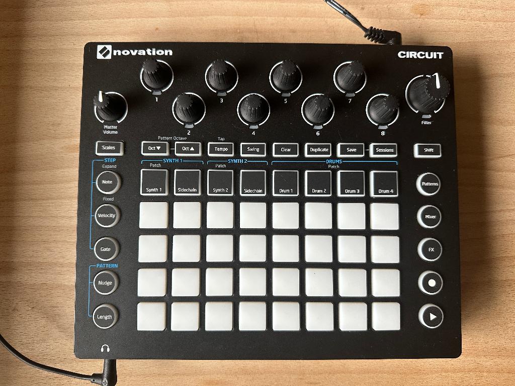 Novation Circuit OG + UDG case, Enlèvement, Novation, Autres nombres, Avec valise ou flightcase