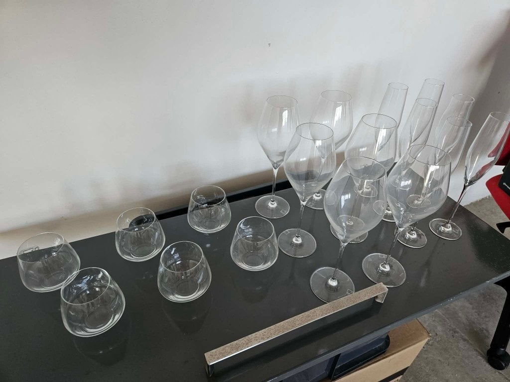 Verres 18 verres 26 cm de haut, Collections, Verres & Petits Verres, Enlèvement, Utilisé, Verres et Verres à shot