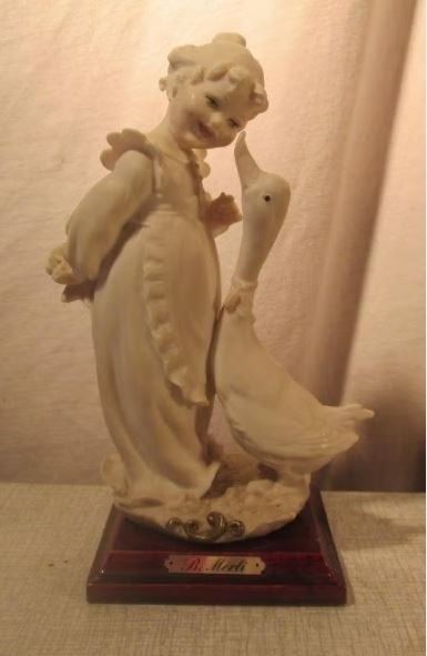 Belle statue « Fille au cygne » - Merli Capodimonte - 19 cm, Collections, Enlèvement ou Envoi, Comme neuf, Humain
