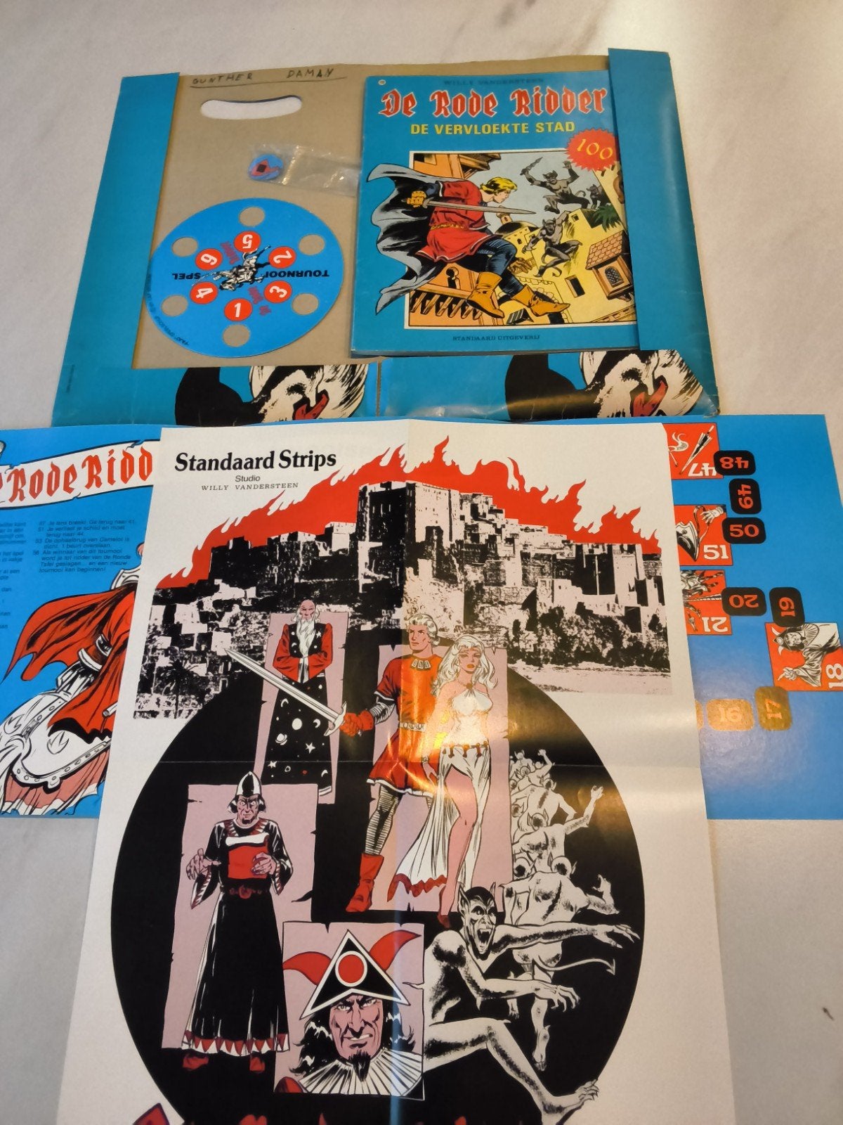 de rode ridder 100 ste album + spel  + zeer grote poster, Ophalen of Verzenden, Gelezen, Willy Vandersteen