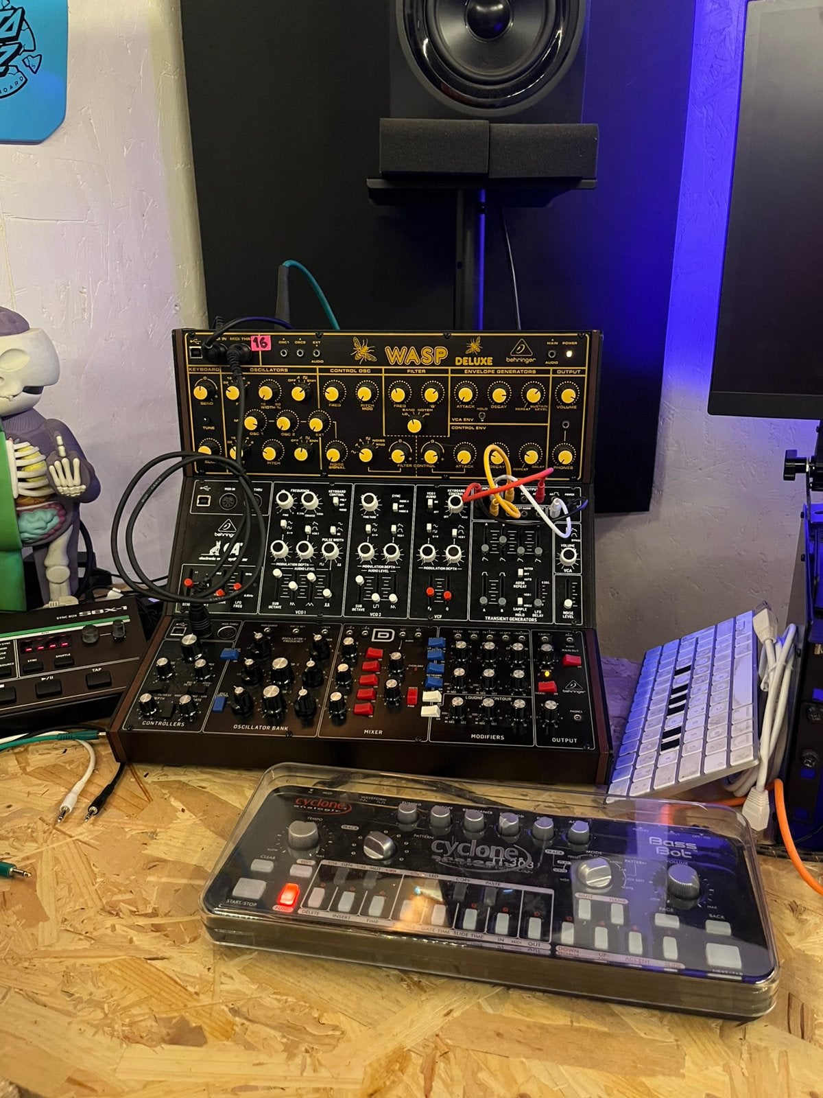 Behringer WASP , CAT & MODEL D, Ophalen, Zo goed als nieuw