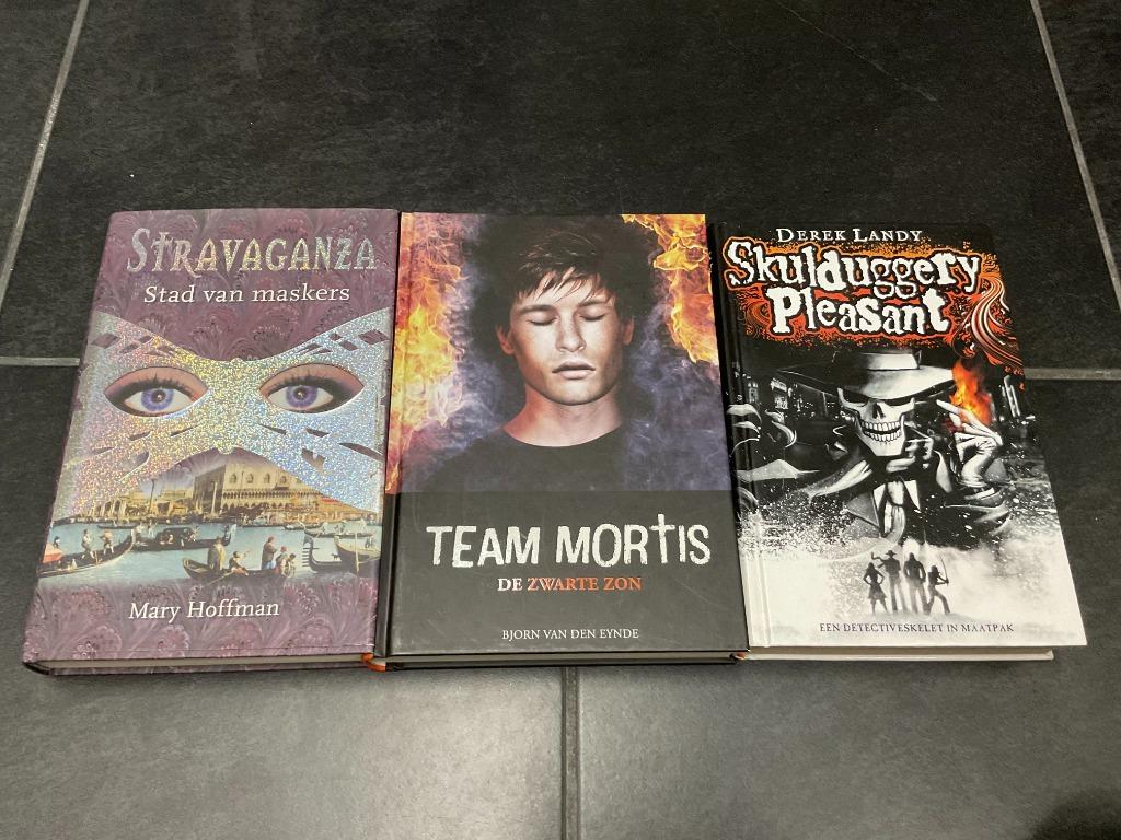Set van 3 jeugdboeken Stravaganza, Team Mortis, Skulduggery, Boeken, Ophalen of Verzenden, Zo goed als nieuw