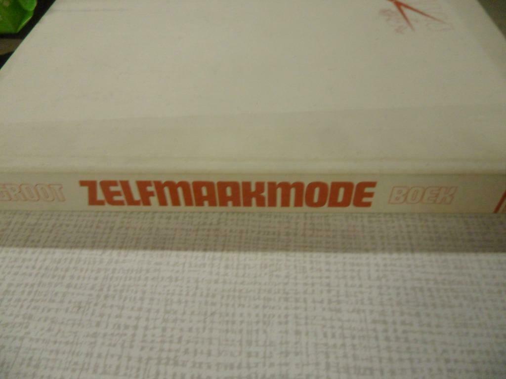 groot zelfmaakmode boek, Boeken, Ophalen of Verzenden, Zo goed als nieuw, Borduren en Naaien