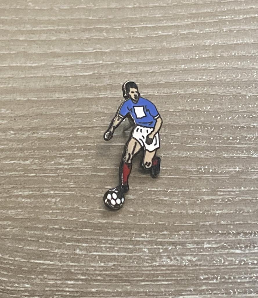 PIN - VOETBAL - FOOTBALL, Envoi, Utilisé, Sport, Insigne ou Pin's