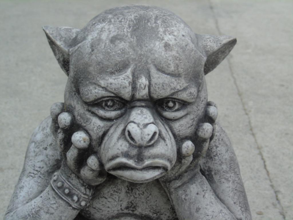 Gargoyle monsterkop in stenen handen, Ophalen, Nieuw