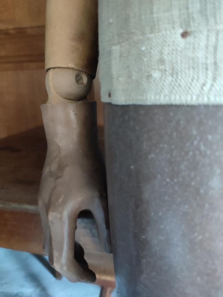 Ancien mannequin avec bras en bois, Enlèvement