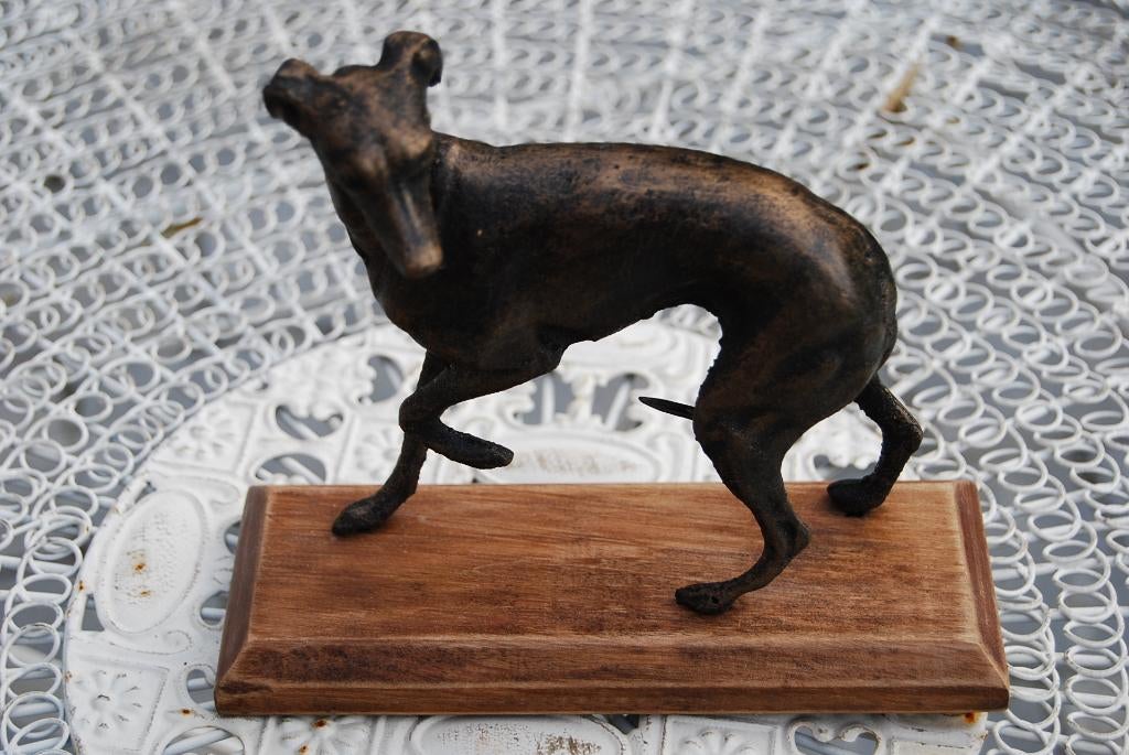 LEVRIER EN FONTE PATINEE BRONZE SUR SOCLE BOIS., Enlèvement ou Envoi, Neuf