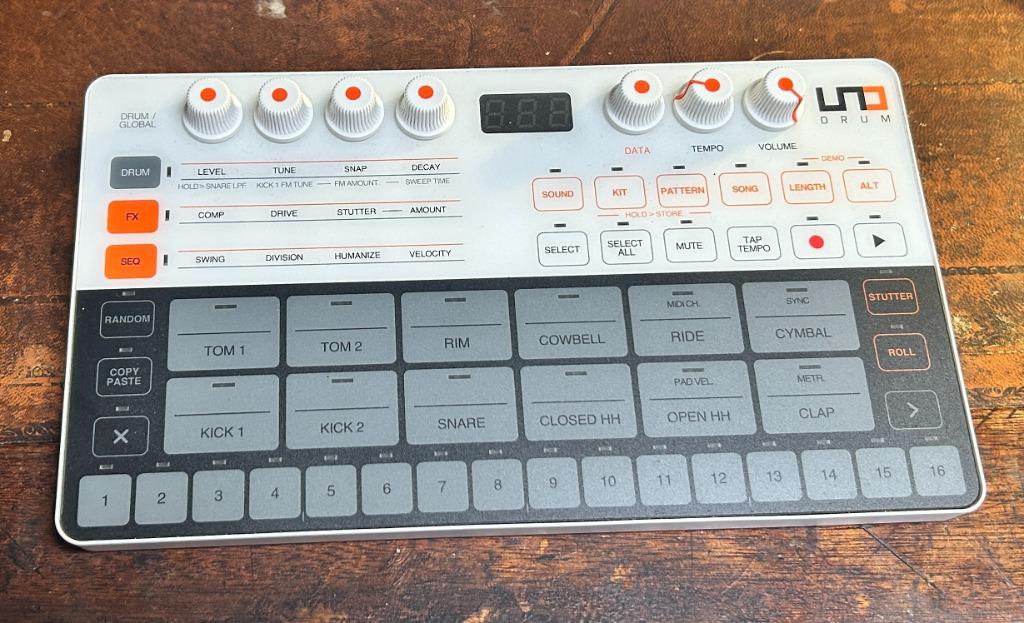 IK Multimedia UNO DRUM - drumcomputer drum synth (in doos), Musique & Instruments, Batteries électroniques, Comme neuf, Enlèvement ou Envoi