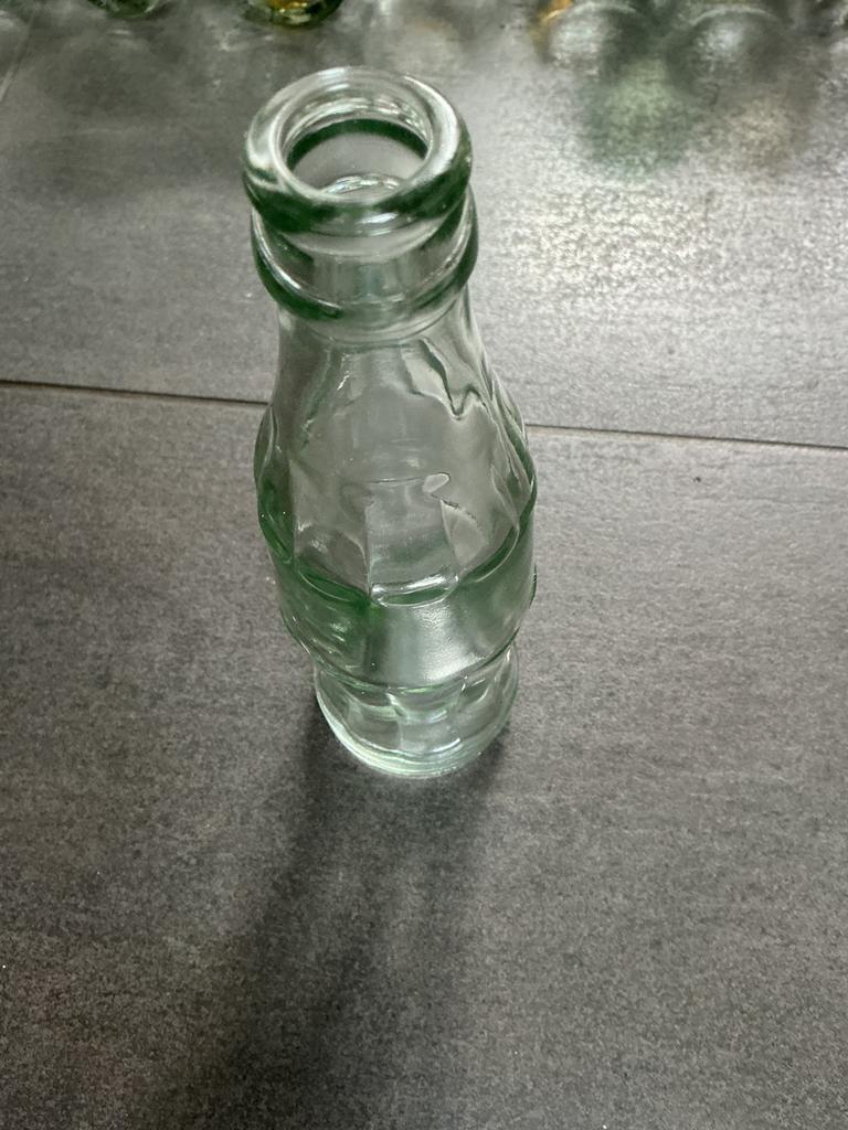 24 bouteilles de coca cola classiques vides en verre, Collections, Enlèvement ou Envoi, Utilisé