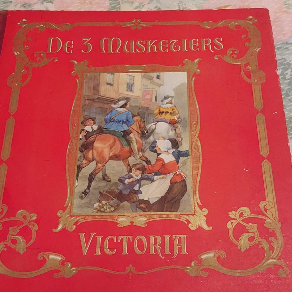 Prentenboek victoria chocolade de 3 musketiers volledig, Ophalen of Verzenden, Zo goed als nieuw, Prentenboek