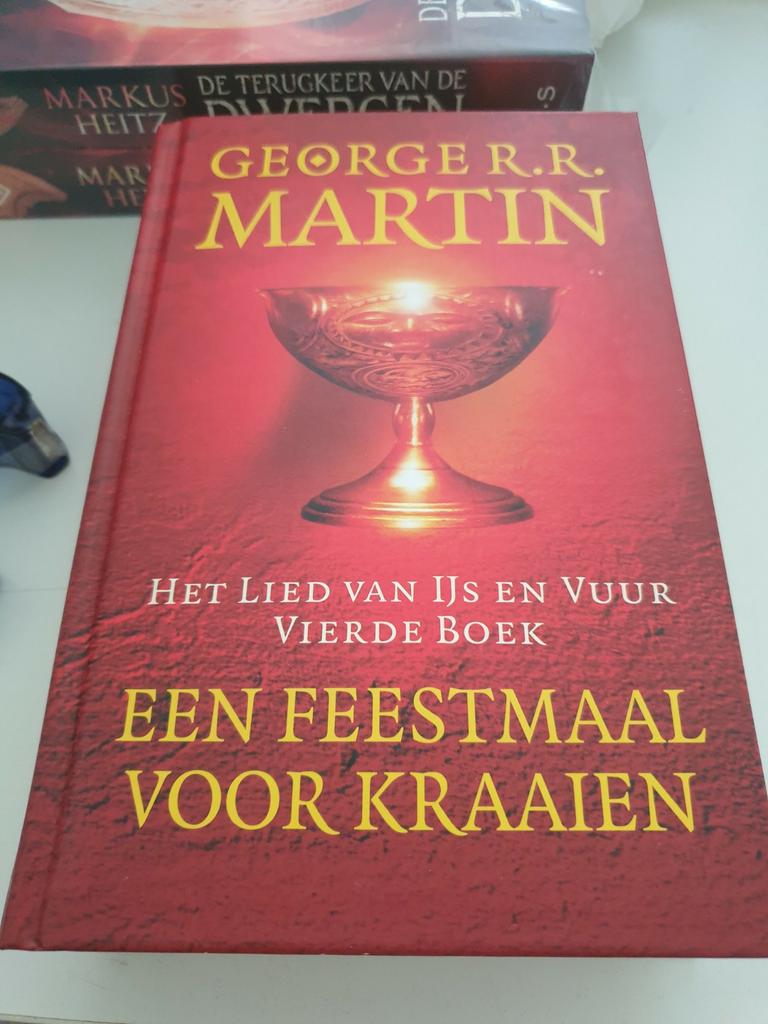George R.R. Martin - Een feestmaal voor kraaien BOEK 4, Ophalen of Verzenden, Zo goed als nieuw, George R.R. Martin