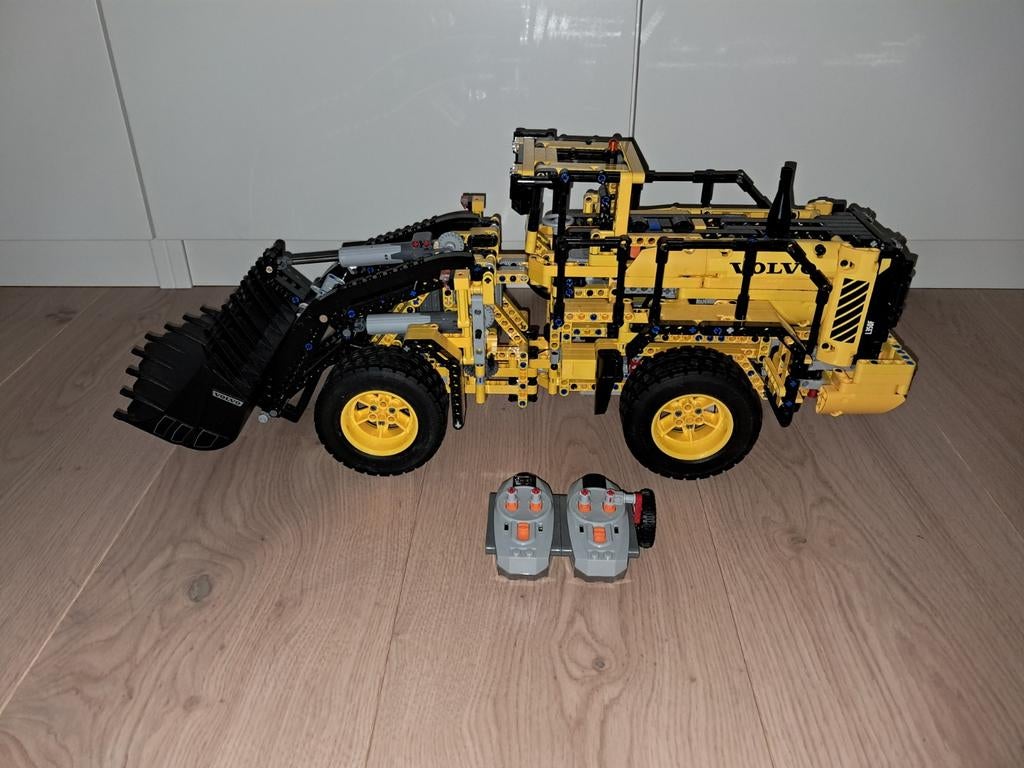 LEGO Technic Volvo L350F Wiellader 42030 – compleet + doos, Verzamelen, Speelgoed, Ophalen
