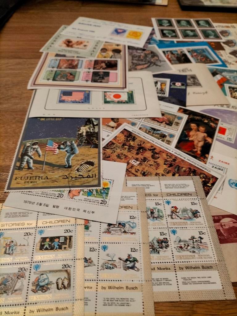 129 blocs feuillets du monde entier état impeccable, Timbres & Monnaies, Timbres | Albums complets & Collections, Enlèvement ou Envoi