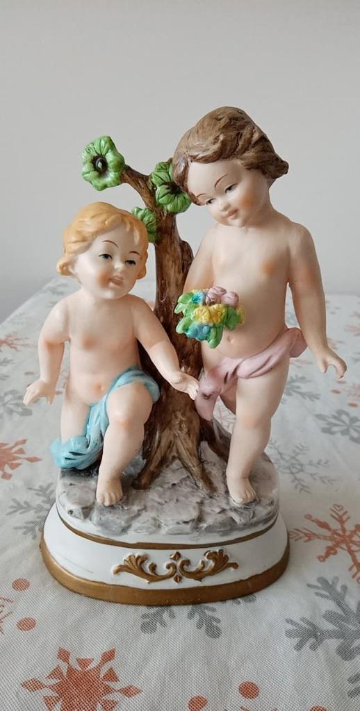 sculpture en biscuit de deux jeunes enfants, Enlèvement ou Envoi