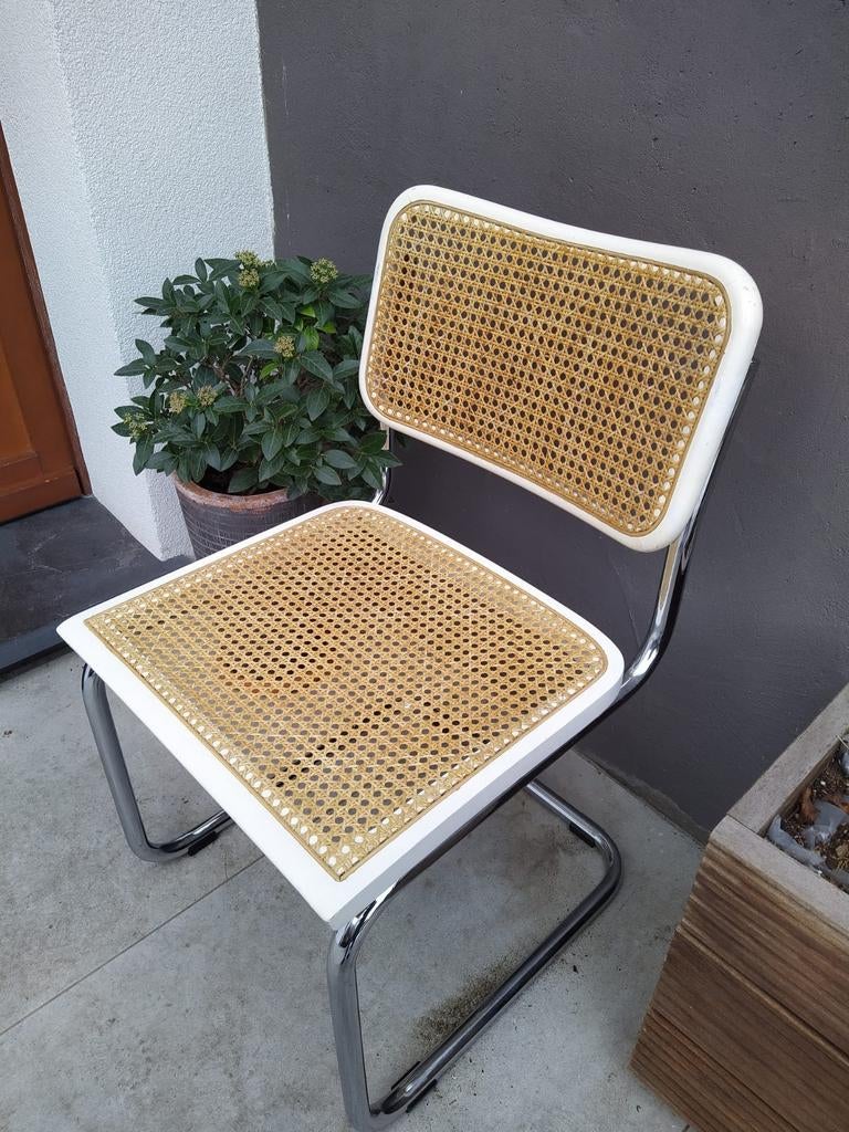 Fauteuils Cesca blanches inspirées du modèle B32 de Marcel B, Trois, Cesca volgens model B32 van Marcel Nreuer, Osier ou Rotin