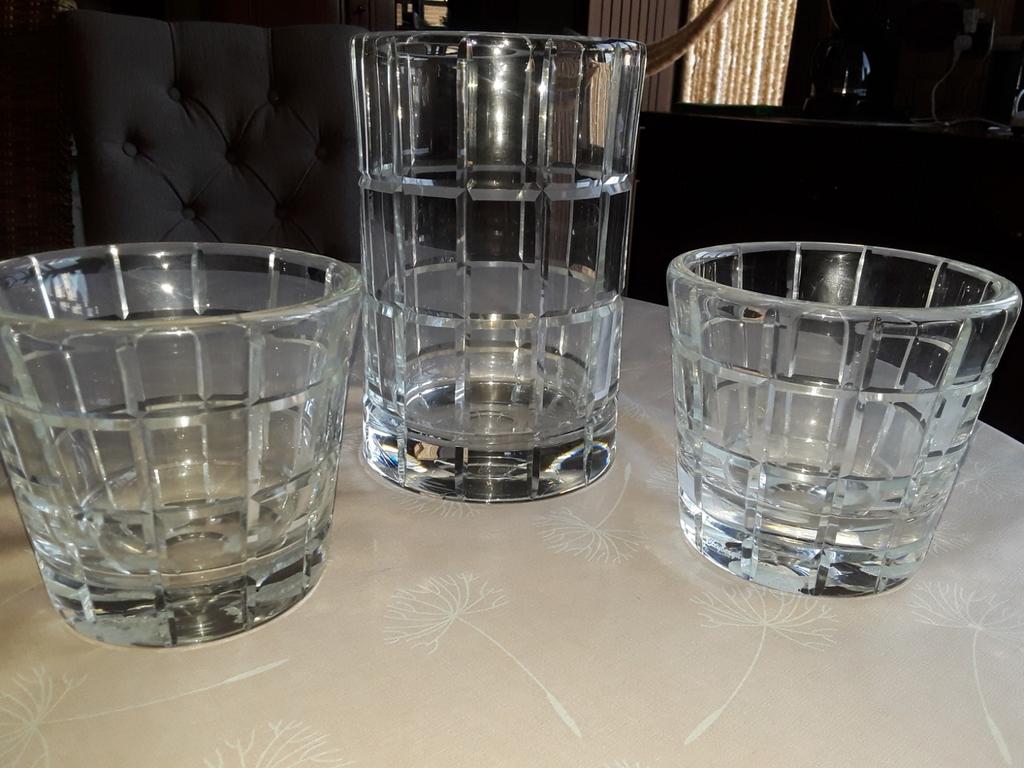 BLOEMENVAAS  EN 2 BYHORENDE KAARSPOTTEN IN GESLEPEN GLAS, Ophalen