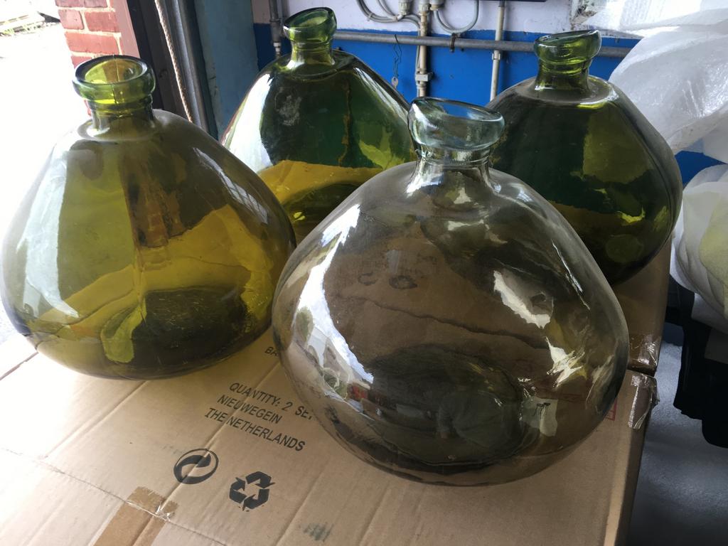 Glazen kruiken / vazen groen / bruin van kleur, Enlèvement, Utilisé, Vert, Verre