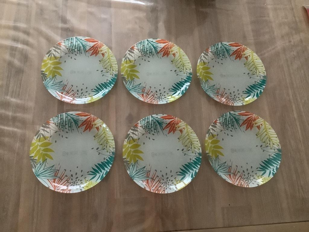 Assiettes avec des feuilles colorées Diamètre 18 cm, Assiettes(s), Enlèvement ou Envoi, Comme neuf, Verre