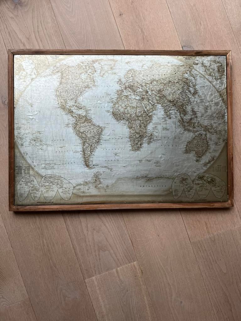 Metalen wereldkaart op kader, Boeken, Atlassen en Landkaarten, Ophalen of Verzenden, Zo goed als nieuw