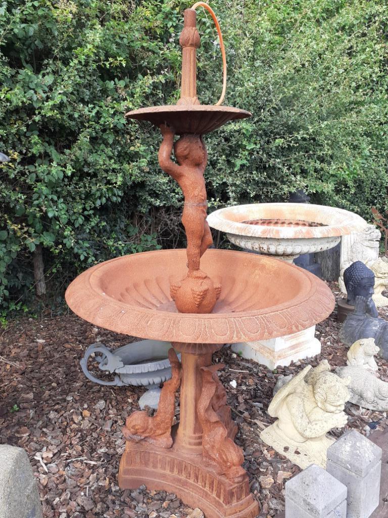 Superbe fontaine en fonte à l'angelot et aux poissons, Jardin & Terrasse, Pièces d'eau & Fontaines, Enlèvement, Utilisé, Fonte