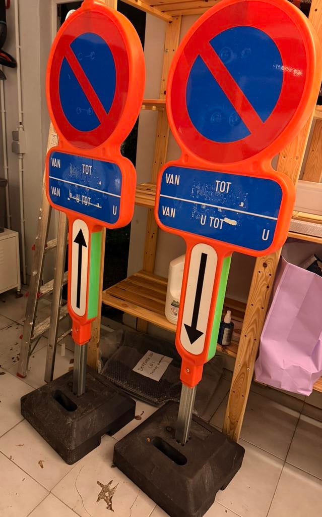 TE HUUR: set parkeerverbodsborden E1 met voet, Ophalen