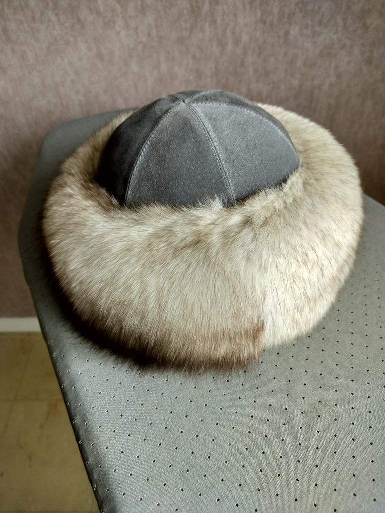 Zachte bond muts, Kleding | Dames, Mutsen, Sjaals en Handschoenen, Ophalen, Zo goed als nieuw, Muts