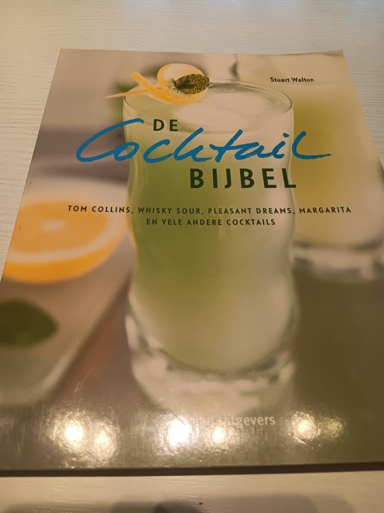 S. Walton - De cocktailbijbel, Ophalen of Verzenden, S. Walton